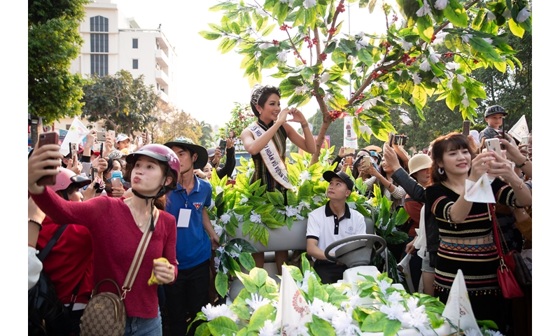 H’Hen Niê hạnh phúc trước tình cảm quê nhà tại Lễ hội Cà Phê Buôn Ma Thuột 2019